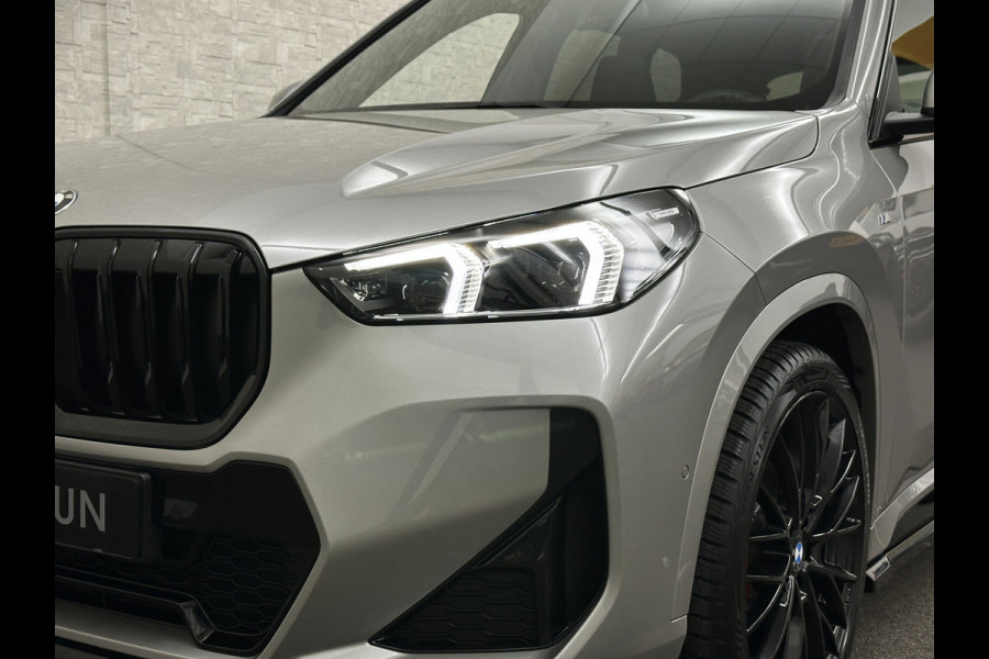 BMW X1 18i M-Sport Performance-Pack | Panorama | Sportstoelen | Carbon | Keyless-Entry | Sfeerverlichting | Achteruitrij-Camera | Carplay | Full-LED | Black-Optic | Getint Glas | Stoelverwarming | Draadloos Laden |