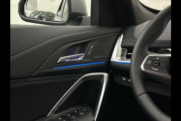 BMW X1 18i M-Sport Performance-Pack | Panorama | Sportstoelen | Carbon | Keyless-Entry | Sfeerverlichting | Achteruitrij-Camera | Carplay | Full-LED | Black-Optic | Getint Glas | Stoelverwarming | Draadloos Laden |