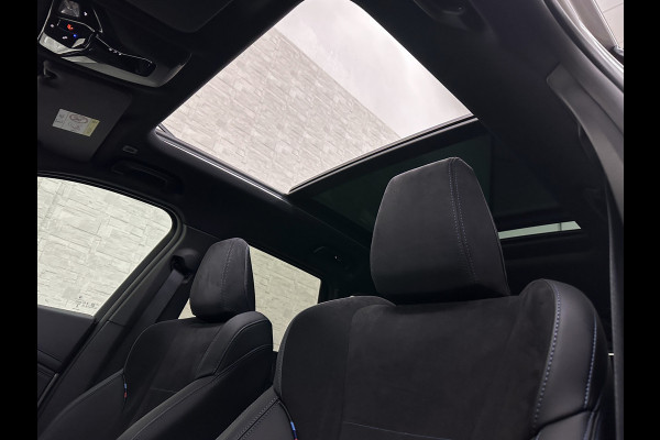 BMW X1 18i M-Sport Performance-Pack | Panorama | Sportstoelen | Carbon | Keyless-Entry | Sfeerverlichting | Achteruitrij-Camera | Carplay | Full-LED | Black-Optic | Getint Glas | Stoelverwarming | Draadloos Laden |