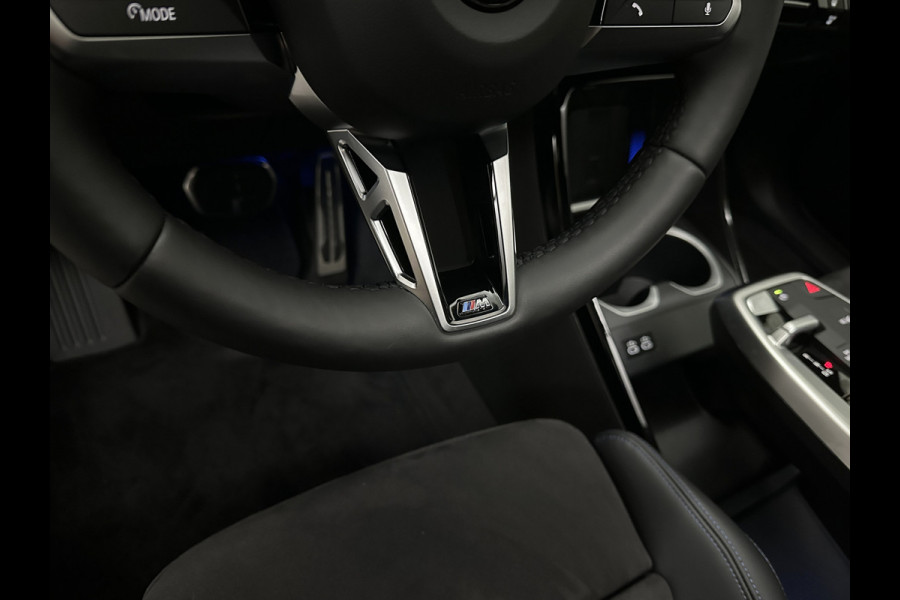 BMW X1 18i M-Sport Performance-Pack | Panorama | Sportstoelen | Carbon | Keyless-Entry | Sfeerverlichting | Achteruitrij-Camera | Carplay | Full-LED | Black-Optic | Getint Glas | Stoelverwarming | Draadloos Laden |