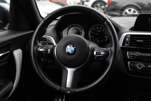 BMW 1-serie 118i Edition M Sport Shadow High Executive / Alcantara / Navigatie / Parkeerhulp V+A / 18'' / Stoelverwarming / Cruise Control