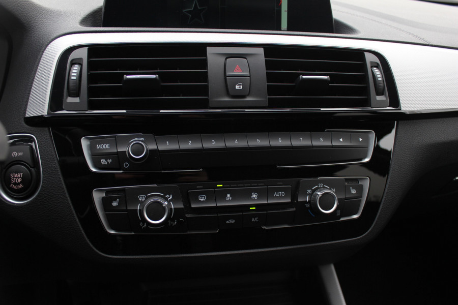 BMW 1-serie 118i Edition M Sport Shadow High Executive / Alcantara / Navigatie / Parkeerhulp V+A / 18'' / Stoelverwarming / Cruise Control