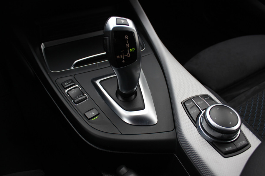 BMW 1-serie 118i Edition M Sport Shadow High Executive / Alcantara / Navigatie / Parkeerhulp V+A / 18'' / Stoelverwarming / Cruise Control
