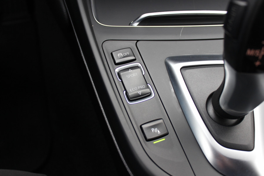 BMW 1-serie 118i Edition M Sport Shadow High Executive / Alcantara / Navigatie / Parkeerhulp V+A / 18'' / Stoelverwarming / Cruise Control