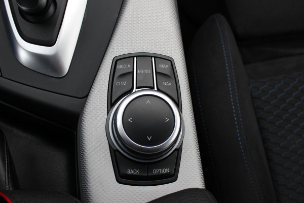 BMW 1-serie 118i Edition M Sport Shadow High Executive / Alcantara / Navigatie / Parkeerhulp V+A / 18'' / Stoelverwarming / Cruise Control