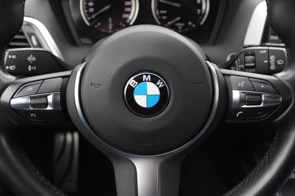 BMW 1-serie 118i Edition M Sport Shadow High Executive / Alcantara / Navigatie / Parkeerhulp V+A / 18'' / Stoelverwarming / Cruise Control