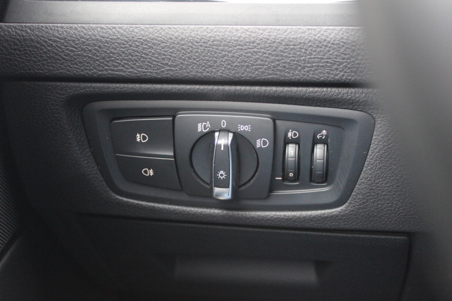 BMW 1-serie 118i Edition M Sport Shadow High Executive / Alcantara / Navigatie / Parkeerhulp V+A / 18'' / Stoelverwarming / Cruise Control