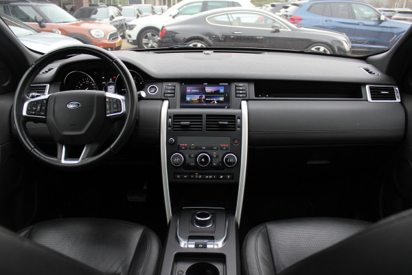 Land Rover Discovery Sport 2.0 TD4 Urban Series SE Dynamic / Trekhaak / Panoramadak / Camera / Leder / 19'' / Meridian / Navigatie / Stuur+Stoelverwarming / Cruise Control