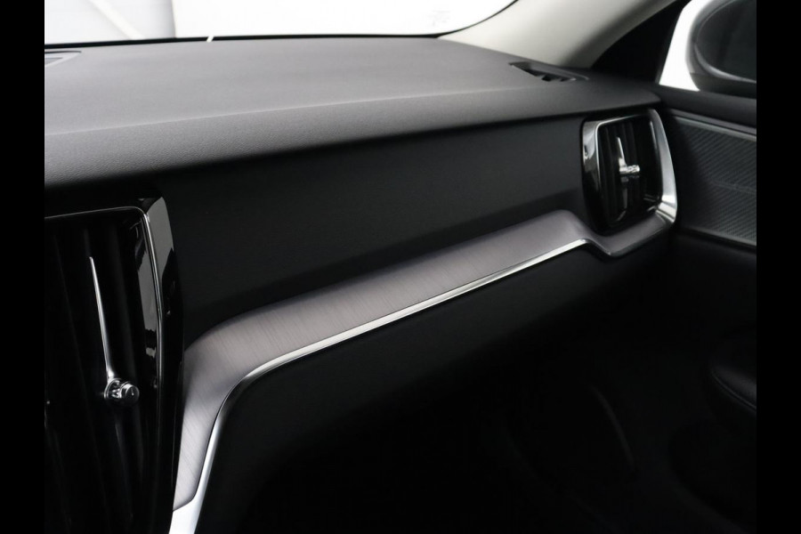 Volvo V60 2.0 T8 Recharge AWD Inscription | Panoramadak | Trekhaak | Stoel & stuurverwarming | Carplay | Harman/Kardon | Navigatie | Achterbankverwarming | Cruise control | PHEV | Plug In