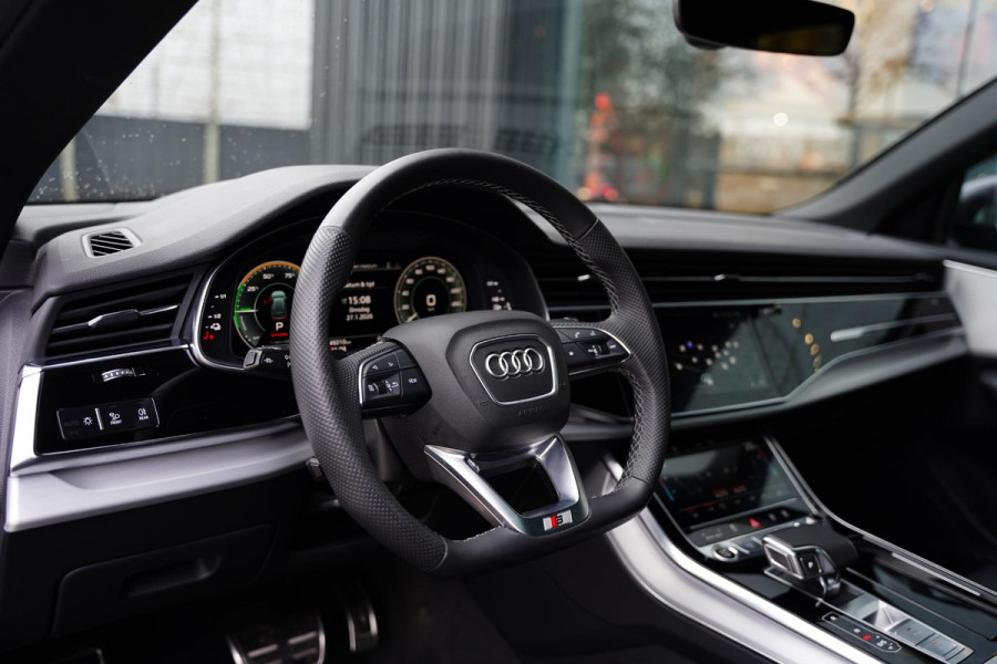 Audi Q8 55 TFSI E Quattro / 22 Inch / Panoramadak
