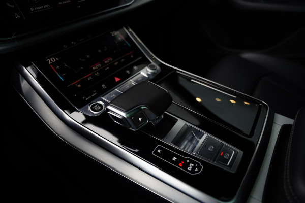 Audi Q8 55 TFSI E Quattro / 22 Inch / Panoramadak