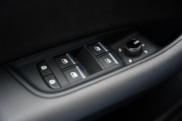 Audi Q8 55 TFSI E Quattro / 22 Inch / Panoramadak