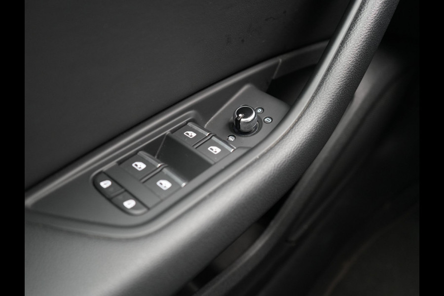 Audi A4 Avant 35 TFSI S Line 150pk Dealer O.H. | 2x S Line | Trekhaak Afn. | 19"L.M  | Sportstoelen Verwarmd | Virtual Cockpit | Sfeerverlichting | Matrix LED | Keyless | Apple Carplay | Navigatie | DAB |