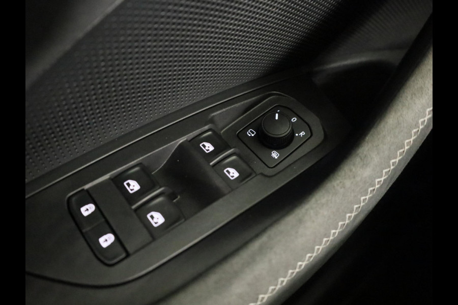 Škoda Kodiaq 1.5 TSI PHEV Sportline Business 204 pk Automaat (DSG) | Verlengde garantie | Navigatie | Panoramadak | Trekhaak (wegklapbaar) | Parkeersensoren | Achteruitrijcamera | Stoelverwarming v/a |