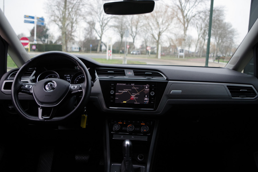 Volkswagen Touran 1.6 TDI Automaat 116 PK SCR Comfortline BNS, Trekhaak, Adap. Cruise Control, Massage, Camera