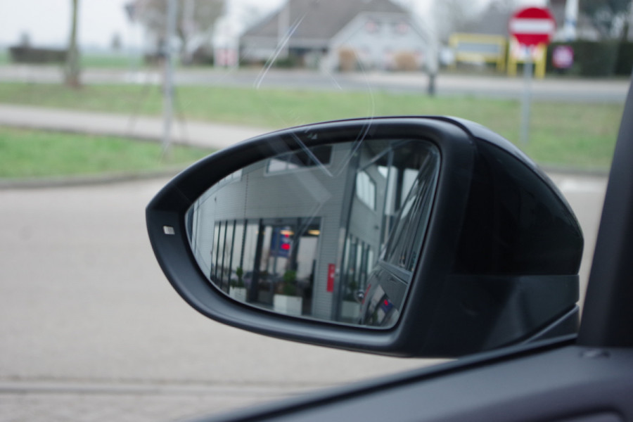 Volkswagen Touran 1.6 TDI Automaat 116 PK SCR Comfortline BNS, Trekhaak, Adap. Cruise Control, Massage, Camera