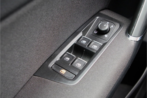 Volkswagen Touran 1.6 TDI Automaat 116 PK SCR Comfortline BNS, Trekhaak, Adap. Cruise Control, Massage, Camera