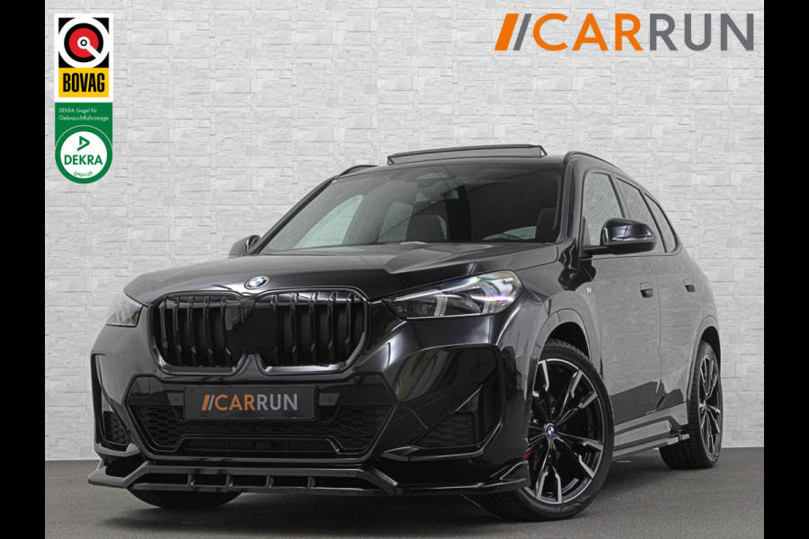 BMW X1 18i M-Sport Performance-Pack | Panorama | Sportstoelen | Carbon | Keyless-Entry | Sfeerverlichting | Achteruitrij-Camera | Carplay | Full-LED | Black-Optic | Getint Glas | Stoelverwarming | Draadloos Laden |