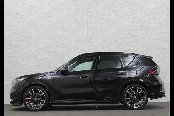 BMW X1 18i M-Sport Performance-Pack | Panorama | Sportstoelen | Carbon | Keyless-Entry | Sfeerverlichting | Achteruitrij-Camera | Carplay | Full-LED | Black-Optic | Getint Glas | Stoelverwarming | Draadloos Laden |