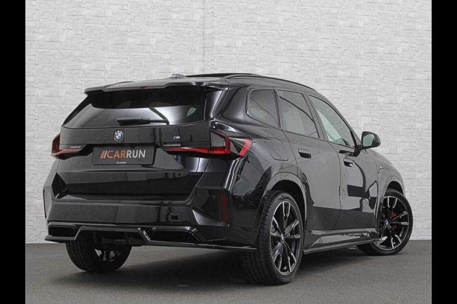 BMW X1 18i M-Sport Performance-Pack | Panorama | Sportstoelen | Carbon | Keyless-Entry | Sfeerverlichting | Achteruitrij-Camera | Carplay | Full-LED | Black-Optic | Getint Glas | Stoelverwarming | Draadloos Laden |