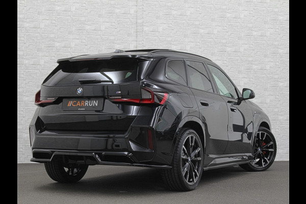 BMW X1 18i M-Sport Performance-Pack | Panorama | Sportstoelen | Carbon | Keyless-Entry | Sfeerverlichting | Achteruitrij-Camera | Carplay | Full-LED | Black-Optic | Getint Glas | Stoelverwarming | Draadloos Laden |