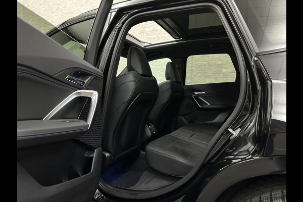 BMW X1 18i M-Sport Performance-Pack | Panorama | Sportstoelen | Carbon | Keyless-Entry | Sfeerverlichting | Achteruitrij-Camera | Carplay | Full-LED | Black-Optic | Getint Glas | Stoelverwarming | Draadloos Laden |