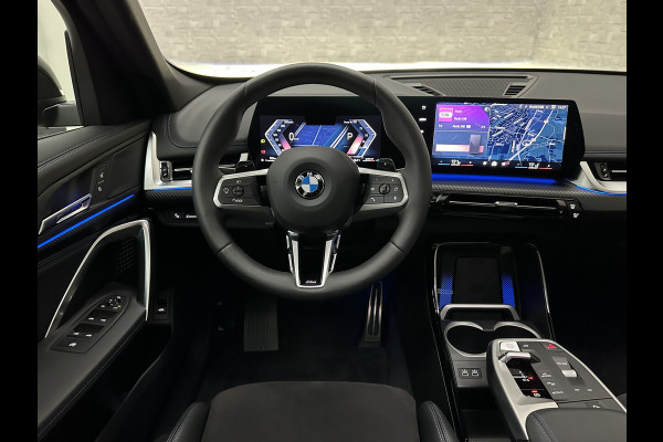 BMW X1 18i M-Sport Performance-Pack | Panorama | Sportstoelen | Carbon | Keyless-Entry | Sfeerverlichting | Achteruitrij-Camera | Carplay | Full-LED | Black-Optic | Getint Glas | Stoelverwarming | Draadloos Laden |