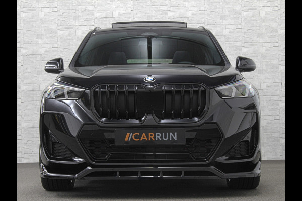 BMW X1 18i M-Sport Performance-Pack | Panorama | Sportstoelen | Carbon | Keyless-Entry | Sfeerverlichting | Achteruitrij-Camera | Carplay | Full-LED | Black-Optic | Getint Glas | Stoelverwarming | Draadloos Laden |