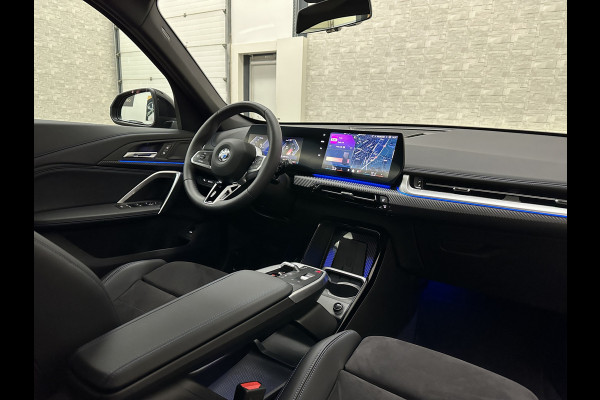 BMW X1 18i M-Sport Performance-Pack | Panorama | Sportstoelen | Carbon | Keyless-Entry | Sfeerverlichting | Achteruitrij-Camera | Carplay | Full-LED | Black-Optic | Getint Glas | Stoelverwarming | Draadloos Laden |