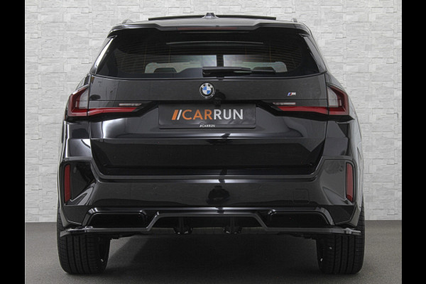 BMW X1 18i M-Sport Performance-Pack | Panorama | Sportstoelen | Carbon | Keyless-Entry | Sfeerverlichting | Achteruitrij-Camera | Carplay | Full-LED | Black-Optic | Getint Glas | Stoelverwarming | Draadloos Laden |
