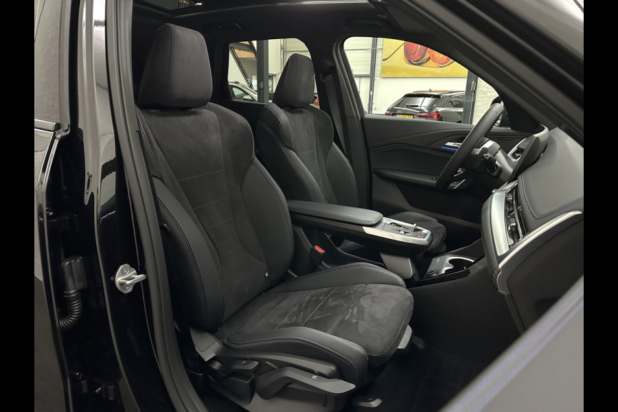 BMW X1 18i M-Sport Performance-Pack | Panorama | Sportstoelen | Carbon | Keyless-Entry | Sfeerverlichting | Achteruitrij-Camera | Carplay | Full-LED | Black-Optic | Getint Glas | Stoelverwarming | Draadloos Laden |