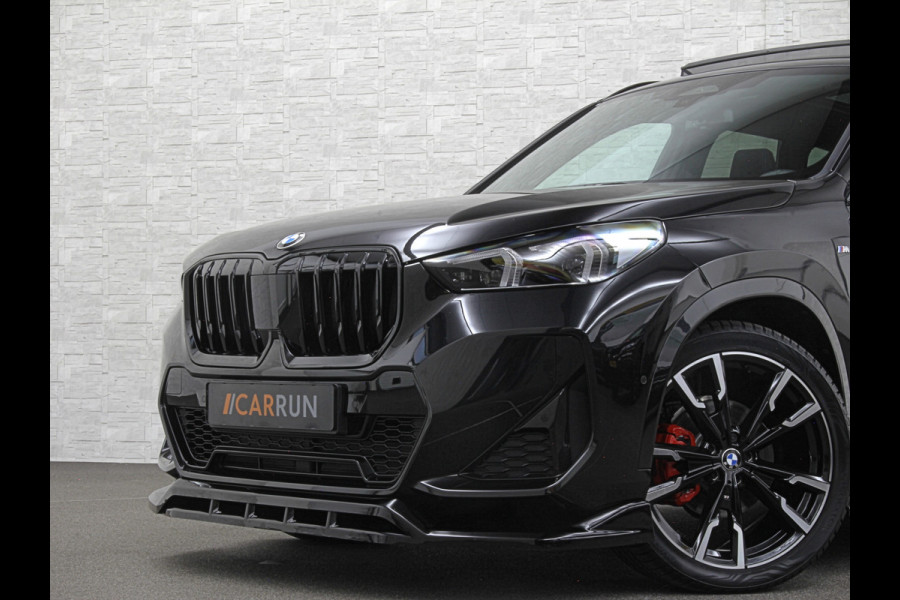 BMW X1 18i M-Sport Performance-Pack | Panorama | Sportstoelen | Carbon | Keyless-Entry | Sfeerverlichting | Achteruitrij-Camera | Carplay | Full-LED | Black-Optic | Getint Glas | Stoelverwarming | Draadloos Laden |