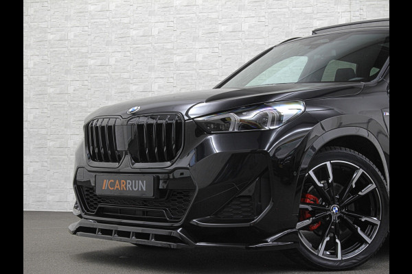 BMW X1 18i M-Sport Performance-Pack | Panorama | Sportstoelen | Carbon | Keyless-Entry | Sfeerverlichting | Achteruitrij-Camera | Carplay | Full-LED | Black-Optic | Getint Glas | Stoelverwarming | Draadloos Laden |