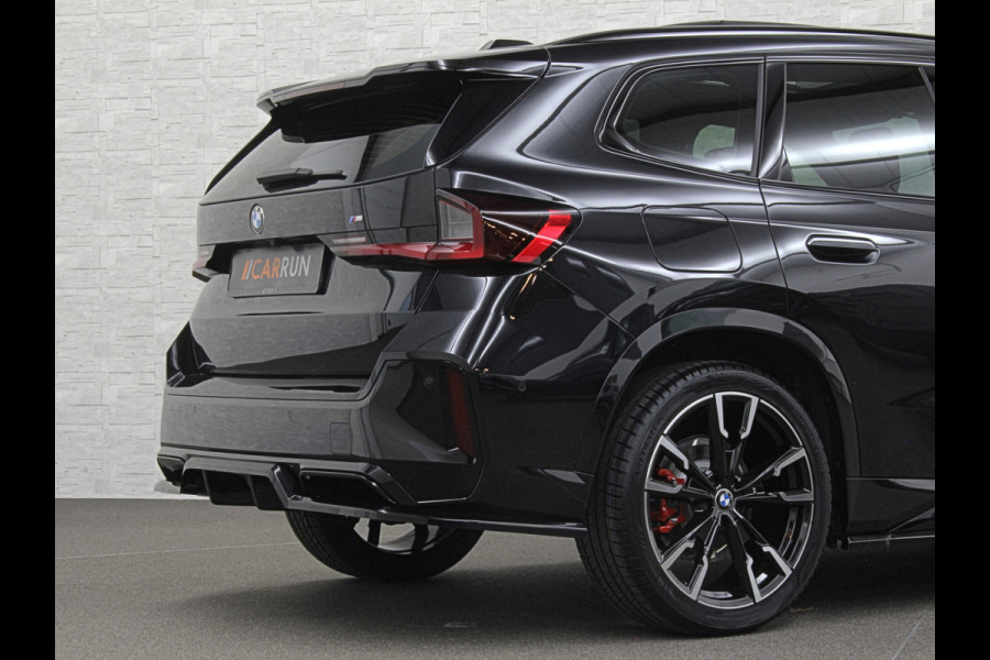 BMW X1 18i M-Sport Performance-Pack | Panorama | Sportstoelen | Carbon | Keyless-Entry | Sfeerverlichting | Achteruitrij-Camera | Carplay | Full-LED | Black-Optic | Getint Glas | Stoelverwarming | Draadloos Laden |