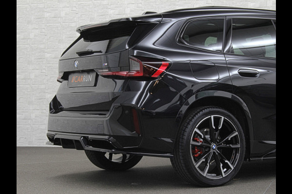 BMW X1 18i M-Sport Performance-Pack | Panorama | Sportstoelen | Carbon | Keyless-Entry | Sfeerverlichting | Achteruitrij-Camera | Carplay | Full-LED | Black-Optic | Getint Glas | Stoelverwarming | Draadloos Laden |
