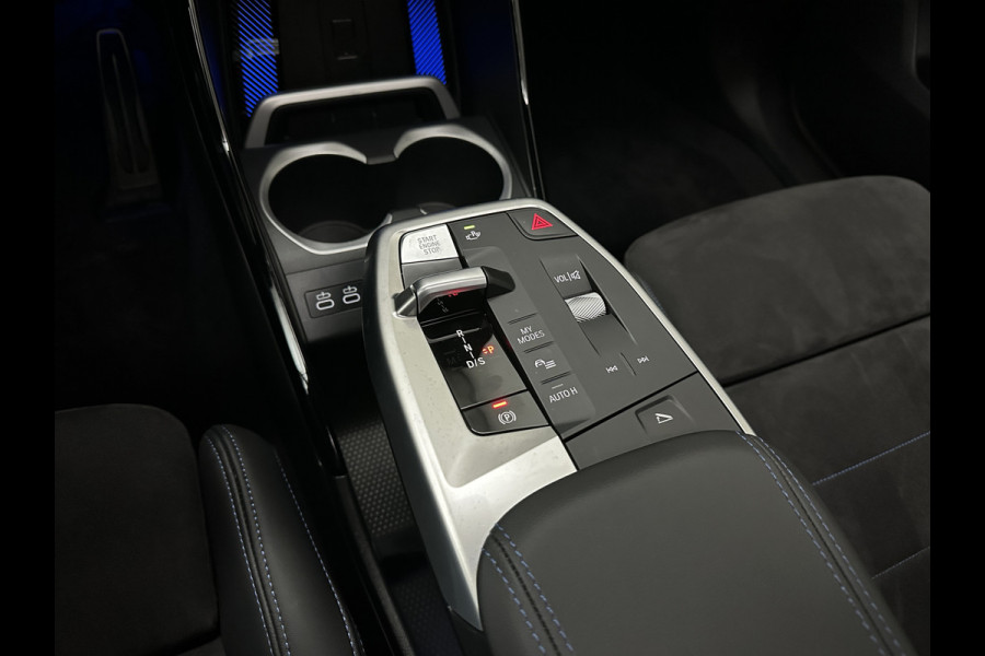 BMW X1 18i M-Sport Performance-Pack | Panorama | Sportstoelen | Carbon | Keyless-Entry | Sfeerverlichting | Achteruitrij-Camera | Carplay | Full-LED | Black-Optic | Getint Glas | Stoelverwarming | Draadloos Laden |