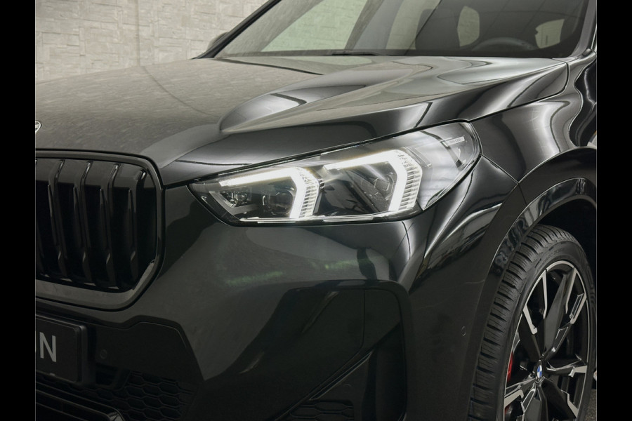 BMW X1 18i M-Sport Performance-Pack | Panorama | Sportstoelen | Carbon | Keyless-Entry | Sfeerverlichting | Achteruitrij-Camera | Carplay | Full-LED | Black-Optic | Getint Glas | Stoelverwarming | Draadloos Laden |