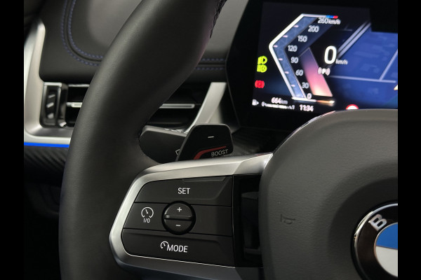 BMW X1 18i M-Sport Performance-Pack | Panorama | Sportstoelen | Carbon | Keyless-Entry | Sfeerverlichting | Achteruitrij-Camera | Carplay | Full-LED | Black-Optic | Getint Glas | Stoelverwarming | Draadloos Laden |