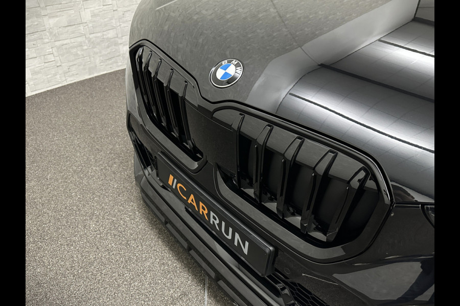 BMW X1 18i M-Sport Performance-Pack | Panorama | Sportstoelen | Carbon | Keyless-Entry | Sfeerverlichting | Achteruitrij-Camera | Carplay | Full-LED | Black-Optic | Getint Glas | Stoelverwarming | Draadloos Laden |