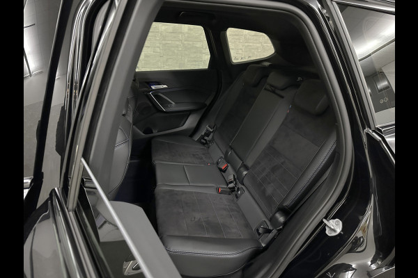 BMW X1 18i M-Sport Performance-Pack | Panorama | Sportstoelen | Carbon | Keyless-Entry | Sfeerverlichting | Achteruitrij-Camera | Carplay | Full-LED | Black-Optic | Getint Glas | Stoelverwarming | Draadloos Laden |