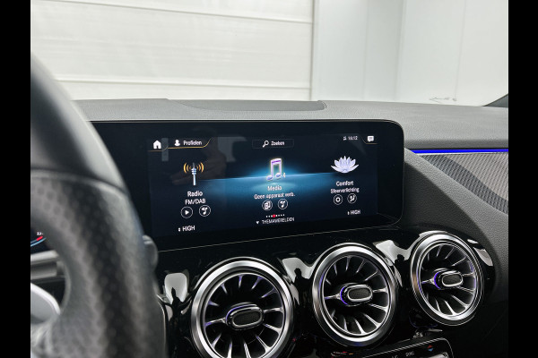Mercedes-Benz GLA 200 Business Solution AMG 5 spaaks lichtmetalen velgen | Navigatie | MBUX wide screen | Parking support met camera achter | Trekhaak | Inclusief 24 maanden MB Certified garantie voor Europa.