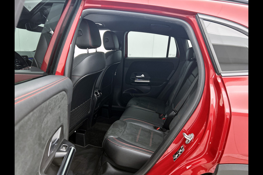Mercedes-Benz GLA 200 Business Solution AMG 5 spaaks lichtmetalen velgen | Navigatie | MBUX wide screen | Parking support met camera achter | Trekhaak | Inclusief 24 maanden MB Certified garantie voor Europa.