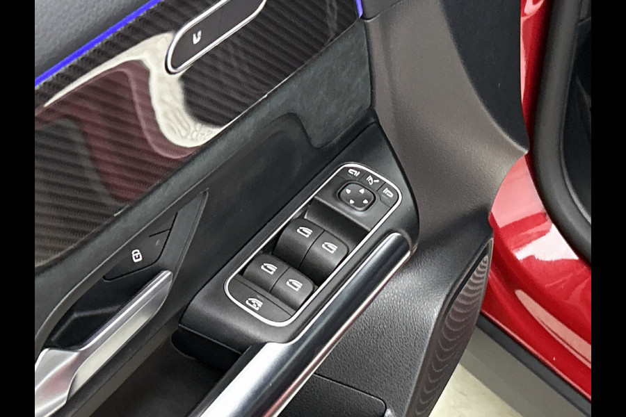 Mercedes-Benz GLA 200 Business Solution AMG 5 spaaks lichtmetalen velgen | Navigatie | MBUX wide screen | Parking support met camera achter | Trekhaak | Inclusief 24 maanden MB Certified garantie voor Europa.