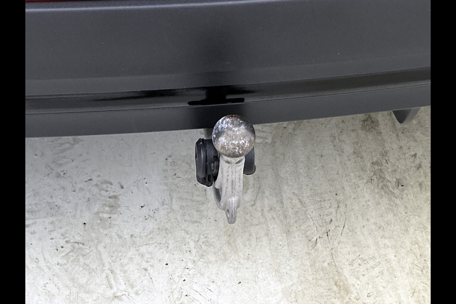 Mercedes-Benz GLA 200 Business Solution AMG 5 spaaks lichtmetalen velgen | Navigatie | MBUX wide screen | Parking support met camera achter | Trekhaak | Inclusief 24 maanden MB Certified garantie voor Europa.