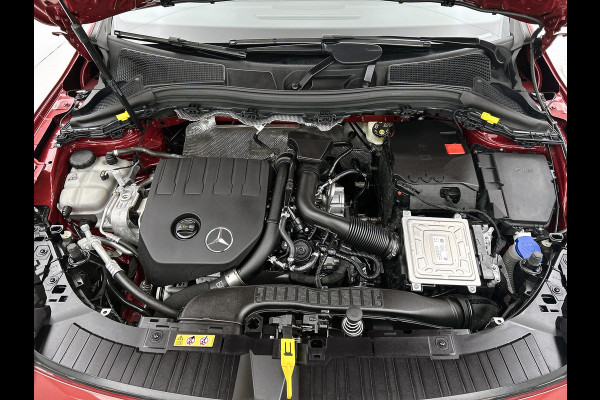 Mercedes-Benz GLA 200 Business Solution AMG 5 spaaks lichtmetalen velgen | Navigatie | MBUX wide screen | Parking support met camera achter | Trekhaak | Inclusief 24 maanden MB Certified garantie voor Europa.