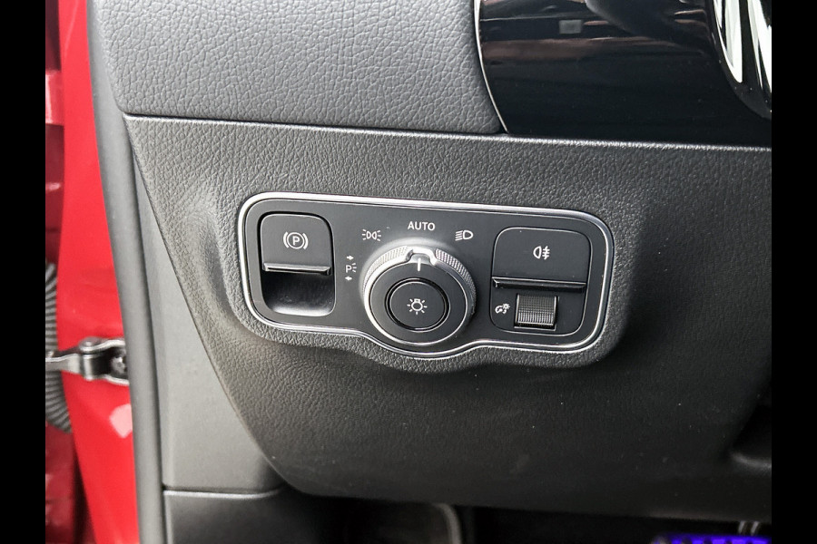 Mercedes-Benz GLA 200 Business Solution AMG 5 spaaks lichtmetalen velgen | Navigatie | MBUX wide screen | Parking support met camera achter | Trekhaak | Inclusief 24 maanden MB Certified garantie voor Europa.