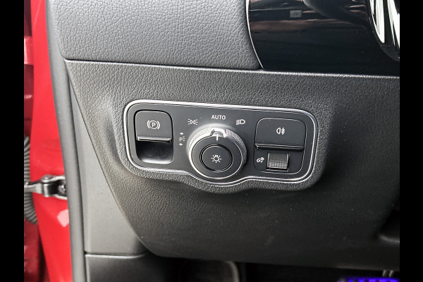 Mercedes-Benz GLA 200 Business Solution AMG 5 spaaks lichtmetalen velgen | Navigatie | MBUX wide screen | Parking support met camera achter | Trekhaak | Inclusief 24 maanden MB Certified garantie voor Europa.