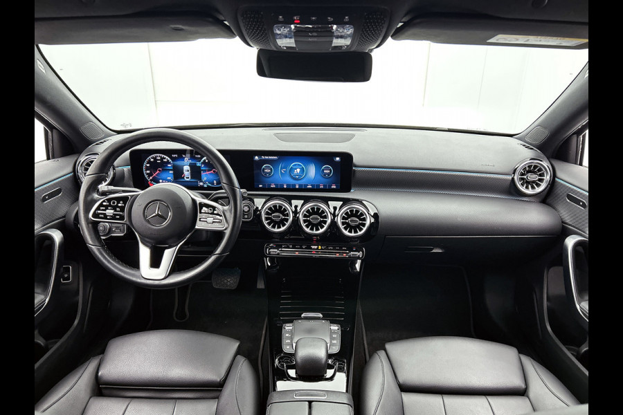 Mercedes-Benz A-Klasse 180 Business Solution Luxury (SFEERVERLICHTING, STOELVERWARMING, LEER, LED, GOED ONDERHOUDEN, 1e EIGENAAR)