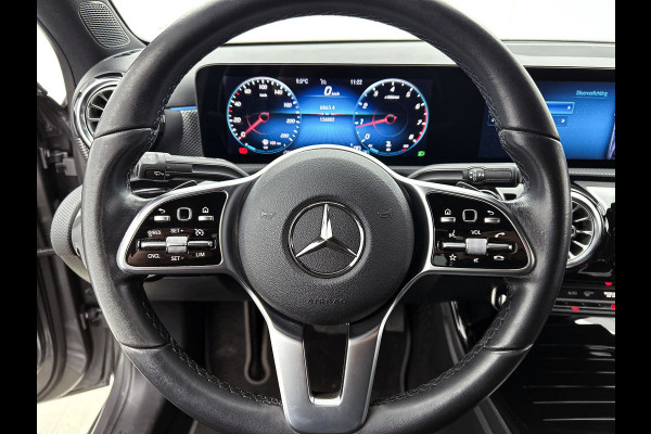 Mercedes-Benz A-Klasse 180 Business Solution Luxury (SFEERVERLICHTING, STOELVERWARMING, LEER, LED, GOED ONDERHOUDEN, 1e EIGENAAR)