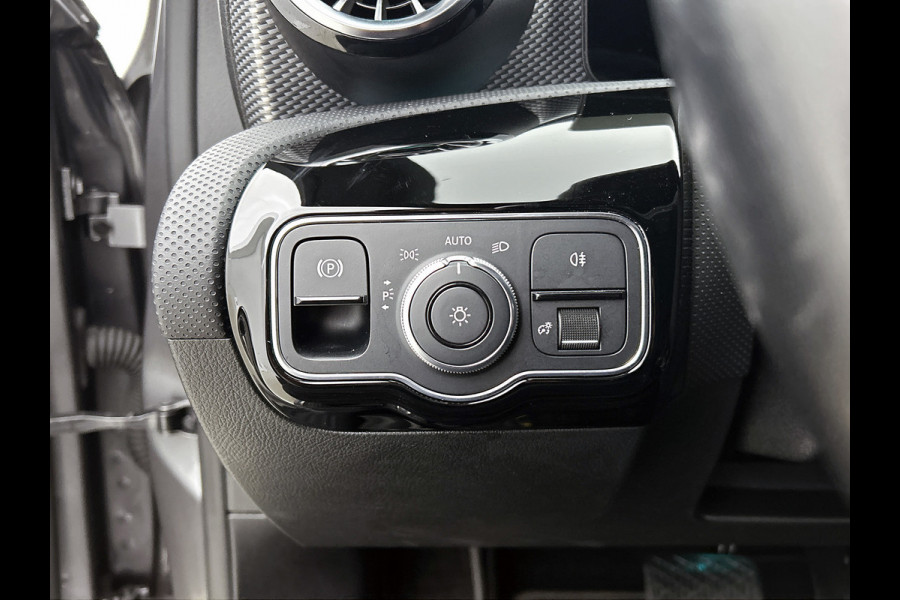 Mercedes-Benz A-Klasse 180 Business Solution Luxury (SFEERVERLICHTING, STOELVERWARMING, LEER, LED, GOED ONDERHOUDEN, 1e EIGENAAR)
